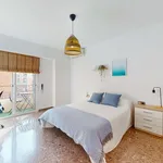 Rent a room of 105 m² in Valencia