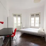 Rent a room of 100 m² in lisbon