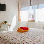 Rent a room of 300 m² in porto