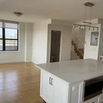 Rent 4 bedroom apartment of 2523 m² in Manhattan