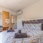 Rent 3 bedroom house of 77 m² in Pula