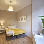 Rent 4 bedroom apartment of 65 m² in Barcelona