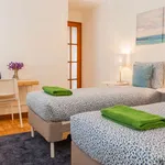 Rent a room of 300 m² in porto