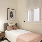 Rent 4 bedroom apartment of 117 m² in Madrid