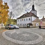 Velký, světlý  byt s balkonem, lodžií, garáží a společnou zahradou. Dobřichovice, Praha-Západ