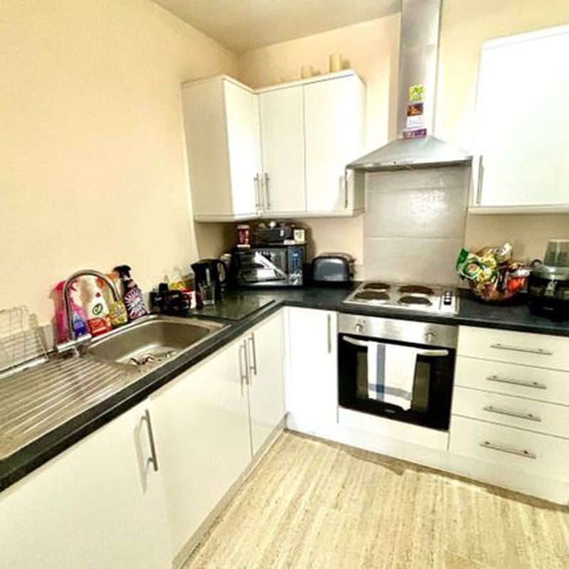 Flat to rent in Chapel Grove, Addlestone, Surrey KT15