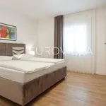 Najam 6 spavaće sobe stan od 196 m² u Trogir