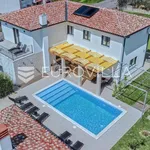 Rent 4 bedroom house of 225 m² in Pula