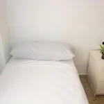 Rent 4 bedroom apartment in Valencia