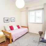 Rent a room of 80 m² in lisbon