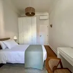 Rent 4 bedroom apartment of 190 m² in lisbon