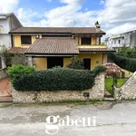 Rent 8 bedroom house of 350 m² in Vitulazio