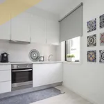 Rent 5 bedroom apartment of 65 m² in Porto