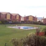 Bonito adosado con jardín particular y piscina comunitaria en Cuzcurrita: