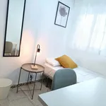 Rent a room of 100 m² in Sevilla