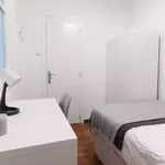 Rent 4 bedroom apartment in Barcelona