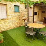 apartamento rústico de planta baja con patio y zona chill-out  en alquiler de segunda residencia en palau-sator