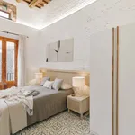 Rent 4 bedroom apartment of 65 m² in Barcelona