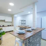 Rent a room of 250 m² in Valencia