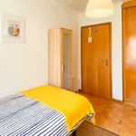 Rent a room of 90 m² in lisbon