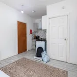 Rent 3 bedroom flat in West Midlands