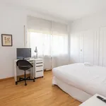 Rent 5 bedroom apartment of 300 m² in Madrid