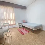 Rent a room of 100 m² in valencia