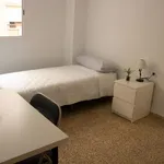 Rent 4 bedroom apartment in Valencia