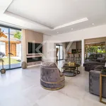 Rent 5 bedroom house of 369 m² in Marbella