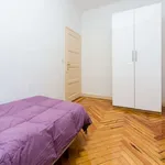 Rent a room of 220 m² in madrid