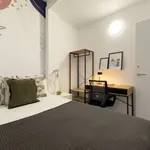 Rent a room of 102 m² in barcelona