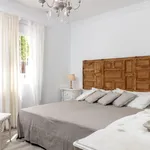 Rent 2 bedroom house of 250 m² in Marbella