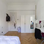 Rent a room of 200 m² in madrid