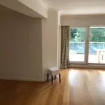 Entre l'Avenue Louise et les Etang d'Ixelles, dans un immeuble de standing, splendide appartement 2 chambres avec très grandes terrasse plein sud avec vue sur jardin, feu ouvert, 1sdb & 1sdd, cuisin