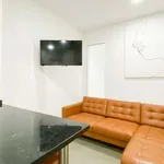 Rent a room of 210 m² in lisbon