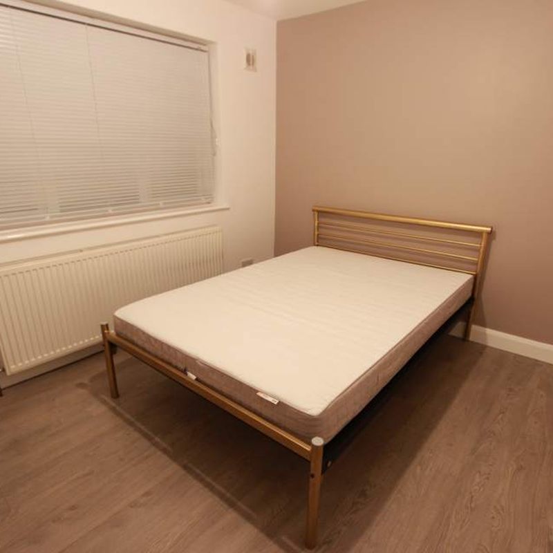 SPACIOUS BRIGHT and AIRY ENSUITE ROOM AVAILABLE END JUNE Hatfield