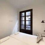 Rent 5 bedroom apartment of 60 m² in Barcelona