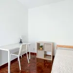 Rent a room of 98 m² in lisbon