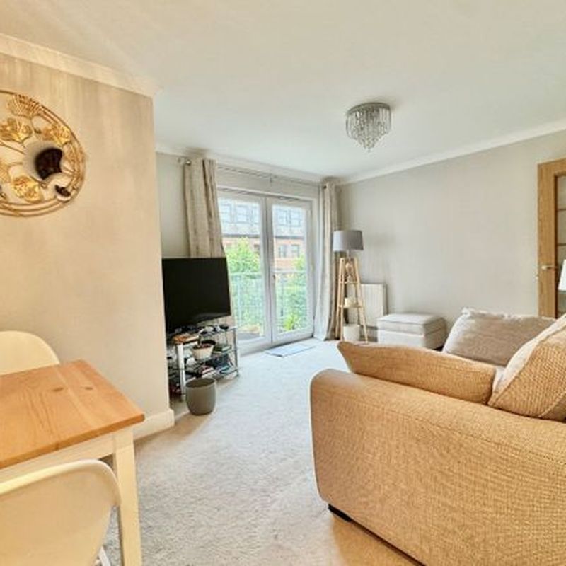 Flat to rent in Govett Avenue, Shepperton TW17
