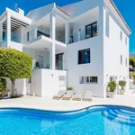 Rent 5 bedroom house of 1375 m² in Marbella