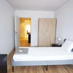 Rent a room of 150 m² in porto