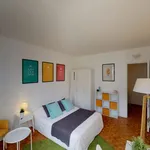 Rent 4 bedroom apartment in Paris