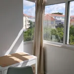 Spacious double bedroom close to Carcavelos