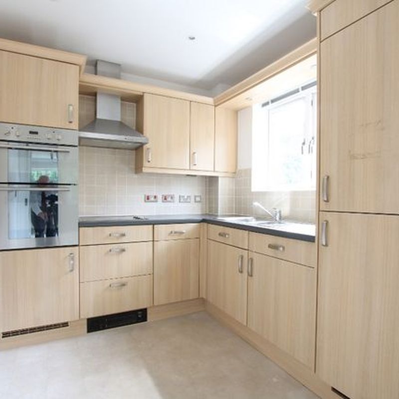 Flat to rent in Epsom Road, Leatherhead KT22