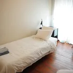 Rent a room of 120 m² in Porto