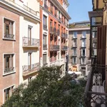 Rent a room of 220 m² in madrid