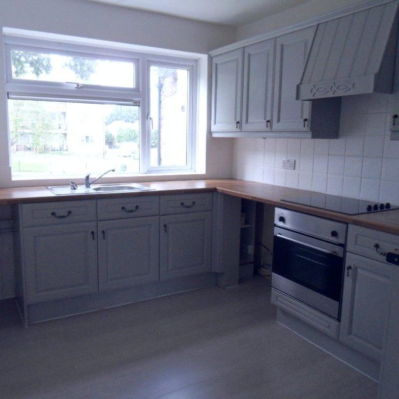Walker Green, Edge Lane, Dewsbury, WF12 2 bed apartment to rent - £675 pcm (£156 pw) Thornhill
