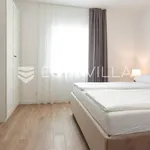 Najam 6 spavaće sobe stan od 196 m² u Trogir