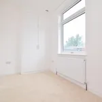 Rent 3 bedroom flat in Wakefield