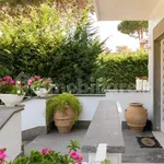 Rent 5 bedroom house of 380 m² in Rome